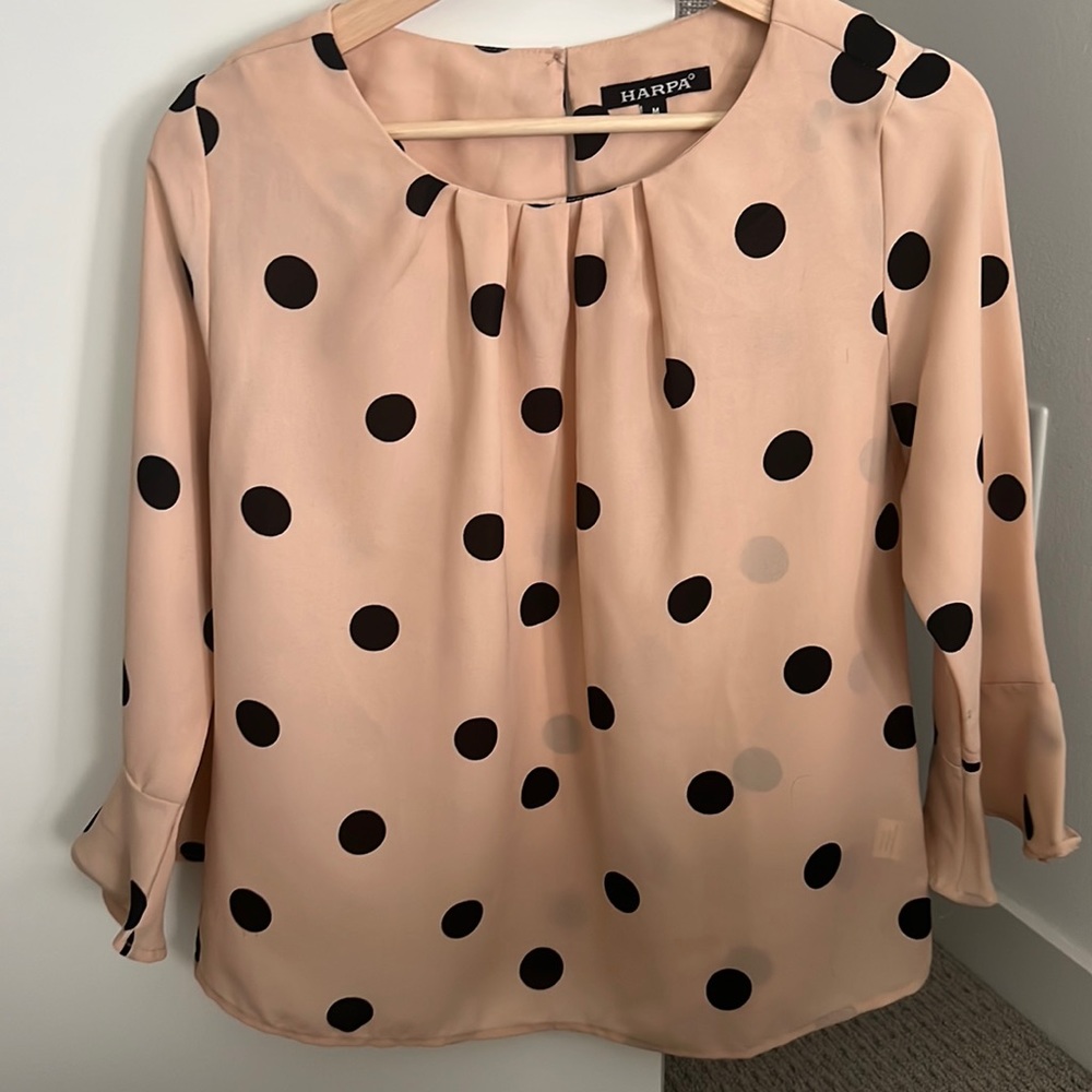 Beautiful light skinny color top with Pola dots.This is M size and Harpa brand